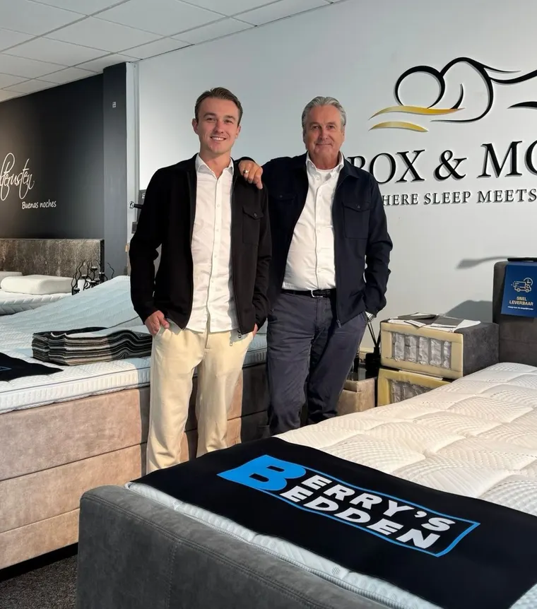 Berry junior en senior in de showroom van Berry's Bedden in Losser