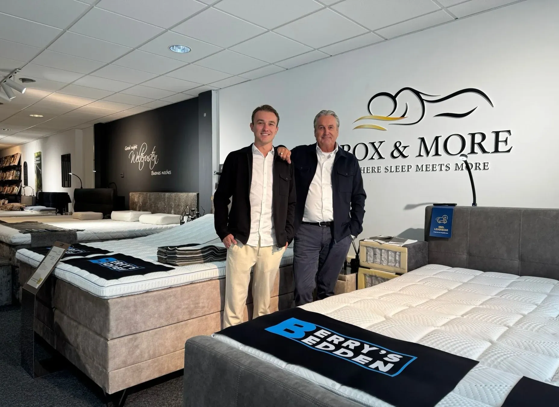 Berry junior en senior in de showroom van Berry's Bedden in Losser